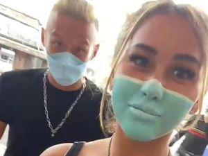 Terancam Dideportasi, Bule Lukis Masker di Wajah Minta Maaf