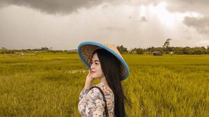 10 Pesona Penjual Es Kelapa Cantik Viral Bikin Salfok Saat Puasa