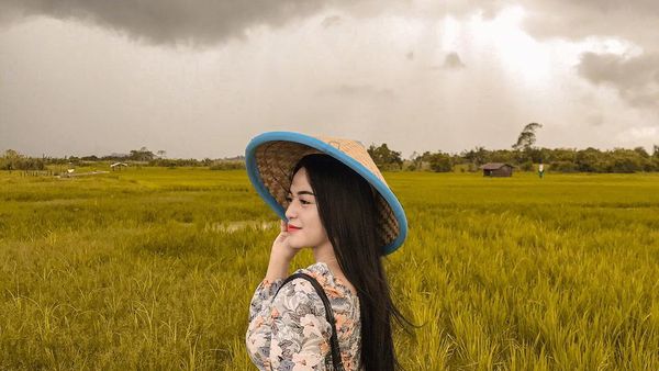 10 Pesona Penjual Es Kelapa Cantik Viral Bikin Salfok Saat Puasa