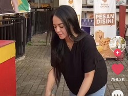 Viral Penjual Es Kelapa Muda Cantik Asal Samarinda, Bikin Salfok Saat Puasa