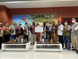 Wagub Sumbar Antarkan Langsung Bantuan 1,5 Ton Rendang ke NTT