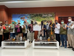 Wagub Sumbar Antarkan Langsung Bantuan 1,5 Ton Rendang ke NTT