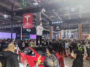 Tesla Tuntut Wanita yang Injak-injak Mobilnya saat Protes di Pameran Otomotif Tesla Tuntut Wanita yang Injak-injak Mobilnya saat Protes di Pameran Otomotif