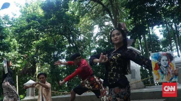 Dalam rangka memperingati Hari Kartini, enam penari yang berasal dari Sanggar Bongkeng Arts Space menggelar aksi menari tujuh jam non stop di kawasan Taman Hutan Raya (Tahura) Ir Djuanda, Kabupaten Bandung, Rabu (21/4).