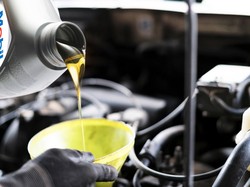 Begini Cara Pilih Oli Terbaik untuk Tingkatkan Kinerja Mesin Mobil
