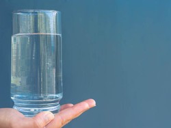 Manfaat Penting Minum Air Putih Hangat Saat sahur