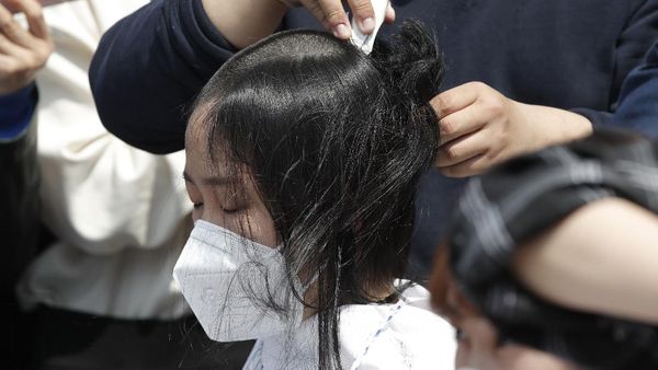 Aksi Gundul Rambut Mahasiswa Korsel Protes Limbah Nuklir Jepang