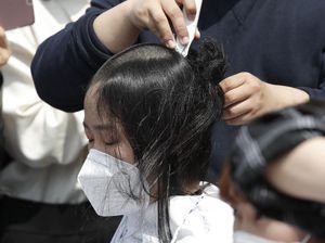 Aksi Gundul Rambut Mahasiswa Korsel Protes Limbah Nuklir Jepang Aksi Gundul Rambut Mahasiswa Korsel Protes Limbah Nuklir Jepang