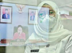 Bupati Ipuk Tulis Surat dan Bagi-bagi Alat Usaha ke Perempuan Korban Kekerasan