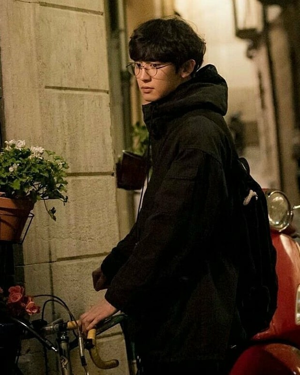 Chanyeol/Sumber:instagram.com/memoriesofthealhambratvn