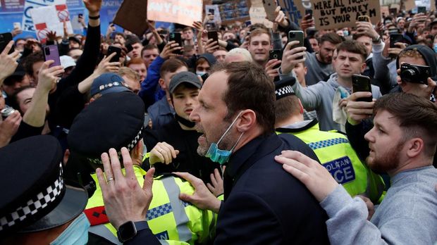 Soccer Football - Premier League - Chelsea v Brighton & Hove Albion - Stamford Bridge, London, Britain - April 20, 2021 Former Chelsea player Petr Cech talking to fans as Chelsea fans protest the planned European Super League outside the stadium before the match. It was announced twelve of Europe's top football clubs will launch a breakaway REUTERS/Matthew Childs