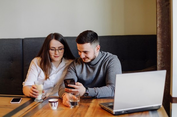 Jika seorang pria berbicara kepada kamu tentang rencana masa depannya di depan kamu dan kemudian menanyakan pendapat kamu tentang itu.