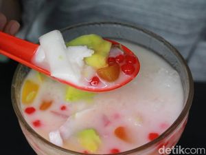 Segarnya Es Campur Legendaris dari Depot Es Talun yang Berusia 71 Tahun