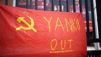 Fans Liverpool mengibarkan simbol Kelas Pekerja, bendera palu arit, dengan tuntutan mengusir Yanks (orang-orang Amerika). The Reds memang dimiliki Fenway Sports Grup dari AS. (Foto: Getty Images/Christopher Furlong)