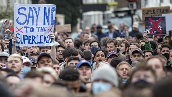 LONDON, ENGLAND - APRIL 20: Fans of Chelsea Football Club protest against the European Super League outside Stamford Bridge on April 20, 2021 in London, England. Six English premier league teams have announced they are part of plans for a breakaway European Super League. Arsenal, Manchester United, Manchester City, Liverpool, Chelsea and Tottenham Hotspur will join 12 other European teams in a closed league similar to that of the NFL American Football League. In a statement released last night, the new competition 