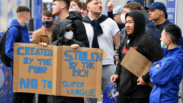 European Super League LONDON, ENGLAND - APRIL 20: Chelsea fans display a banner protesting against the newly proposed European Super League prior to the Premier League match between Chelsea and Brighton & Hove Albion at Stamford Bridge on April 20, 2021 in London, England. Sporting stadiums around the UK remain under strict restrictions due to the Coronavirus Pandemic as Government social distancing laws prohibit fans inside venues resulting in games being played behind closed doors. (Photo by Mike Hewitt/Getty Images)