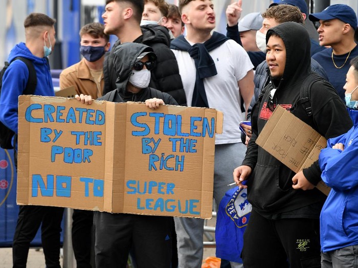 LONDON, ENGLAND - APRIL 20: Chelsea fans display a banner protesting against the newly proposed European Super League prior to the Premier League match between Chelsea and Brighton & Hove Albion at Stamford Bridge on April 20, 2021 in London, England. Sporting stadiums around the UK remain under strict restrictions due to the Coronavirus Pandemic as Government social distancing laws prohibit fans inside venues resulting in games being played behind closed doors. (Photo by Mike Hewitt/Getty Images)