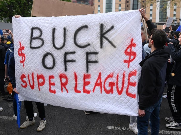 LONDON, ENGLAND - APRIL 20: Chelsea fans protest against the newly proposed European Super League prior to the Premier League match between Chelsea and Brighton & Hove Albion at Stamford Bridge on April 20, 2021 in London, England. Sporting stadiums around the UK remain under strict restrictions due to the Coronavirus Pandemic as Government social distancing laws prohibit fans inside venues resulting in games being played behind closed doors. (Photo by Mike Hewitt/Getty Images)