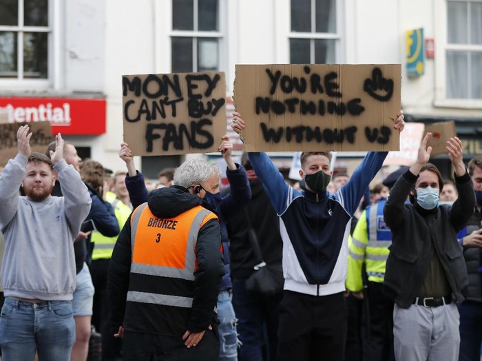 LONDON, ENGLAND - APRIL 20: Chelsea fans protest against the newly proposed European Super League prior to during the Premier League match between Chelsea and Brighton & Hove Albion at Stamford Bridge on April 20, 2021 in London, England. Sporting stadiums around the UK remain under strict restrictions due to the Coronavirus Pandemic as Government social distancing laws prohibit fans inside venues resulting in games being played behind closed doors.  (Photo by Frank Augstein - Pool/Getty Images)