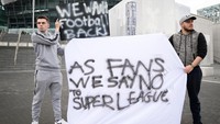 Penolakan juga dilakukan fans Tottenham Hotspur. The Lilywhites merupakan salah satu penggagas European Super League. (Foto: Getty Images/Leon Neal)