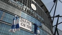 Fans Manchester City menyampaikan protes dengan menempelkan poster bertuliskan Memalukan di depan Stadion Etihad Stadium. (Foto: Getty Images/Charlotte Tattersall)