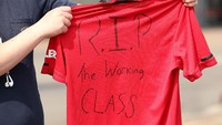 Jersey Manchester United bertuliskan RIP Kelas Pekerja sebagai penolakan kepada European Super League. (Foto: Getty Images/Charlotte Tattersall)