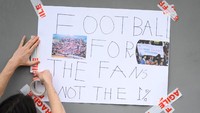 Poster di Emirates Stadium bertuliskan Sepakbola untuk fans bukan buat 1% yang ditempelkan penggemar Arsenal. 1% merujuk kepada orang-orang kaya. (Foto: Getty Images/Leon Neal)