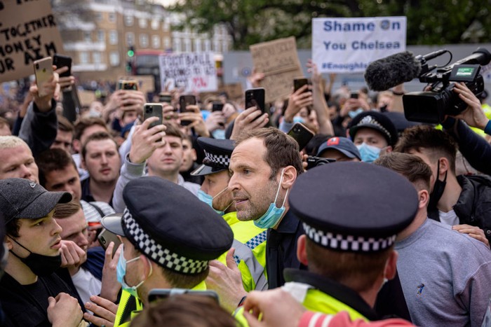 LONDON, ENGLAND - APRIL 20: Chelsea Technical Advisor Petr Čech (centre) speaks to fans of Chelsea Football Club protesting outside the teams Stamford Bridge ground on April 20, 2021 in London, England. Six English premier league teams have announced they are part of plans for a breakaway European Super League. Arsenal, Manchester United, Manchester City, Liverpool, Chelsea and Tottenham Hotspur will join 12 other European teams in a closed league similar to that of the NFL American Football League. In a statement released last night, the new competition 
