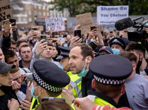 Saat Petr Cech Hadapi Fans Chelsea yang Demo European Super League