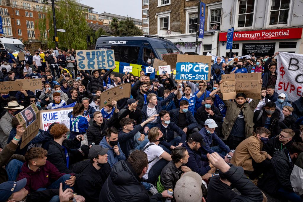 LONDON, ENGLAND - APRIL 20: Chelsea Technical Advisor Petr Čech (centre) speaks to fans of Chelsea Football Club protesting outside the team's Stamford Bridge ground on April 20, 2021 in London, England. Six English premier league teams have announced they are part of plans for a breakaway European Super League. Arsenal, Manchester United, Manchester City, Liverpool, Chelsea and Tottenham Hotspur will join 12 other European teams in a closed league similar to that of the NFL American Football League. In a statement released last night, the new competition 