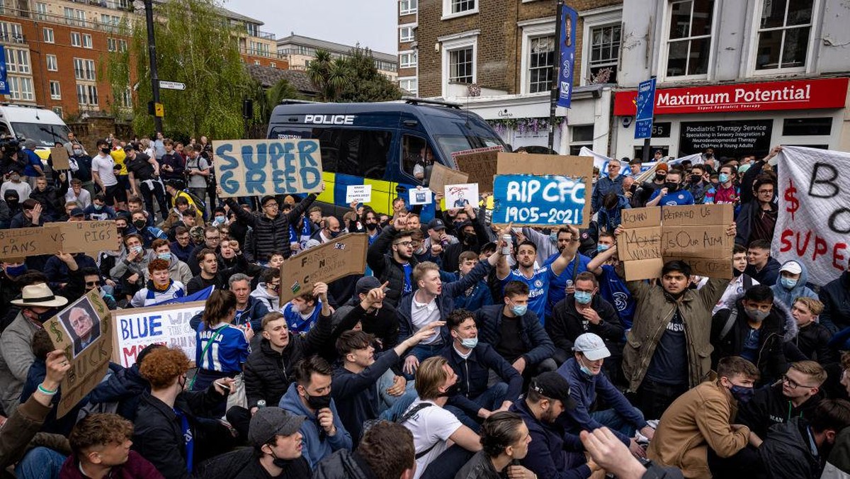 Florentino Perez menuding ada dalang di balik demo fans Chelsea yang menentang European Super League (Foto: Getty Images/Rob Pinney)