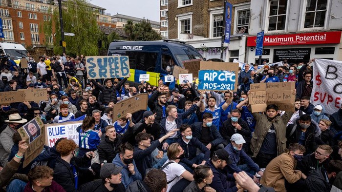 LONDON, ENGLAND - APRIL 20: Chelsea Technical Advisor Petr Čech (centre) speaks to fans of Chelsea Football Club protesting outside the teams Stamford Bridge ground on April 20, 2021 in London, England. Six English premier league teams have announced they are part of plans for a breakaway European Super League. Arsenal, Manchester United, Manchester City, Liverpool, Chelsea and Tottenham Hotspur will join 12 other European teams in a closed league similar to that of the NFL American Football League. In a statement released last night, the new competition 