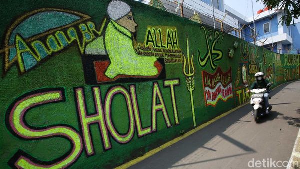 Gang Sempit di Jakarta Ini Dihias Mural Bernuansa Islami