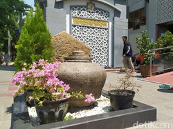 Gentong dan Batu Pasujudan di Masjid Agung Lamongan Jadi Cagar Budaya