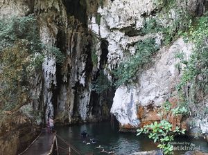 Goa Ini Keramat, tapi Cantik di Raja Ampat