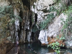 Goa Ini Keramat, tapi Cantik di Raja Ampat