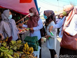 Hari Kartini, Penyuluh KB Bagikan Kondom di Pasar Majalengka