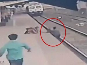Heroik! Aksi Pria India Selamatkan Bocah yang Terjatuh ke Rel Kereta