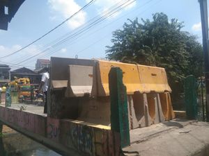 Sembari Tunggu Izin Dirobohkan, Jembatan Kota Paris Ditutup Barier