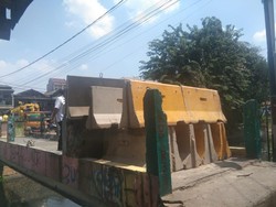 Sembari Tunggu Izin Dirobohkan, Jembatan Kota Paris Ditutup Barier