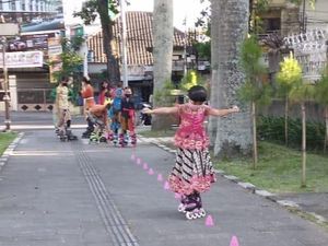 Komunitas Sepatu Roda Anak-anak Ini Berkebaya Peringati Hari Kartini