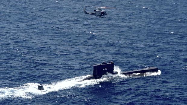 FOTO ARSIP - Heli Bell 412 EP milik Skuadron Udara 400 Wing Udara 1 Puspenerbal bermanuver di atas Kapal Selam KRI Nanggala-402, saat Latihan Kerjasama Taktis KRI dan Pesawat Udara 2014 di Laut Jawa 50 Mil Utara Tuban, Jatim, Selasa (6/5/2014). ANTARA FOTO/Eric Ireng/rwa.