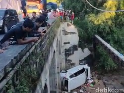 Mobil Jatuh dari Jembatan di Probolinggo, 3 Orang Luka-luka