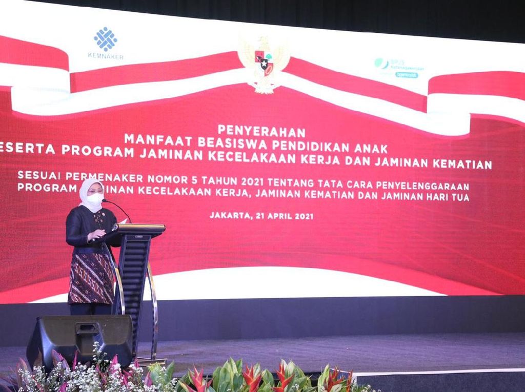 Menaker Serahkan Beasiswa Pendidikan Anak Ahli Waris Peserta BPJSTK Menaker Serahkan Beasiswa Pendidikan Anak Ahli Waris Peserta BPJSTK