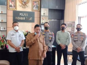 Digerebek Warga, Ketua DPRD Pasaman Barat Bantah Mesum dengan Staf Digerebek Warga, Ketua DPRD Pasaman Barat Bantah Mesum dengan Staf