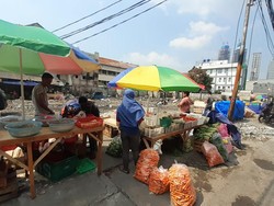 Lapak Belum Diperbaiki, Pedagang Pasar Kambing Berjualan dengan Payung