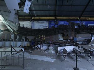 Langit-langit Stasiun Pasar Turi Ambruk