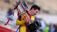 Dilansir dari Squawka, Lionel Messi sudah koleksi 41 trofi sepanjang kariernya gabungan di level klub dan level timnas. Paling banyak didapati bersama Barcelona (Getty Images)