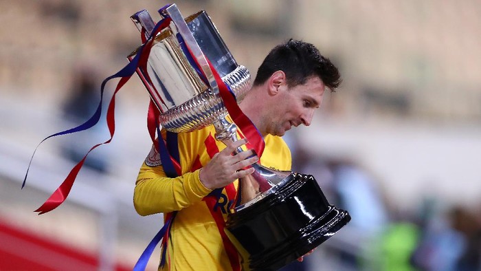 SEVILLE, SPAIN - APRIL 17: Lionel Messi of FC Barcelona walks off with the trophy after winning the Copa Del Rey Final match between Athletic Club and Barcelona at Estadio de La Cartuja on April 17, 2021 in Seville, Spain. Sporting stadiums around Spain remain under strict restrictions due to the Coronavirus Pandemic as Government social distancing laws prohibit fans inside venues resulting in games being played behind closed doors. (Photo by Fran Santiago/Getty Images)