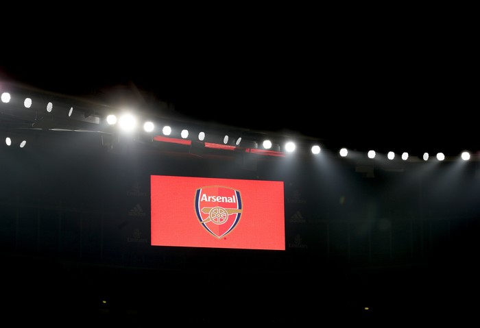 Logo Arsenal LONDON, ENGLAND - NOVEMBER 29: The Arsenal logo is seen on the LED screen prior to the Premier League match between Arsenal and Wolverhampton Wanderers at Emirates Stadium on November 29, 2020 in London, England. Sporting stadiums around the UK remain under strict restrictions due to the Coronavirus Pandemic as Government social distancing laws prohibit fans inside venues resulting in games being played behind closed doors. (Photo by Catherine Ivill/Getty Images)